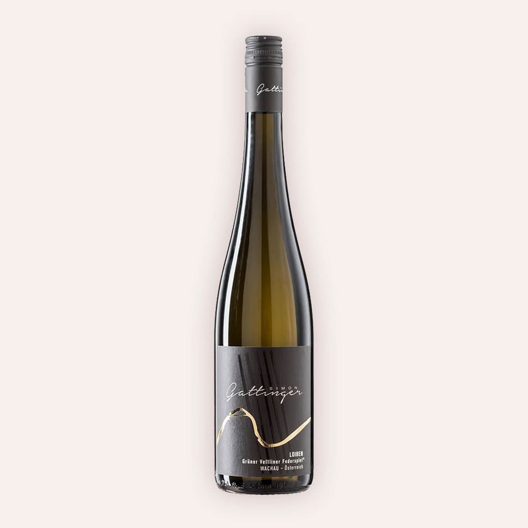 Eine 750 ml Flasche Grüner Veltliner Loiben Federspiel 2024   vom Winzer Simon Gattinger aus der Region Niederösterreich in Österreich.