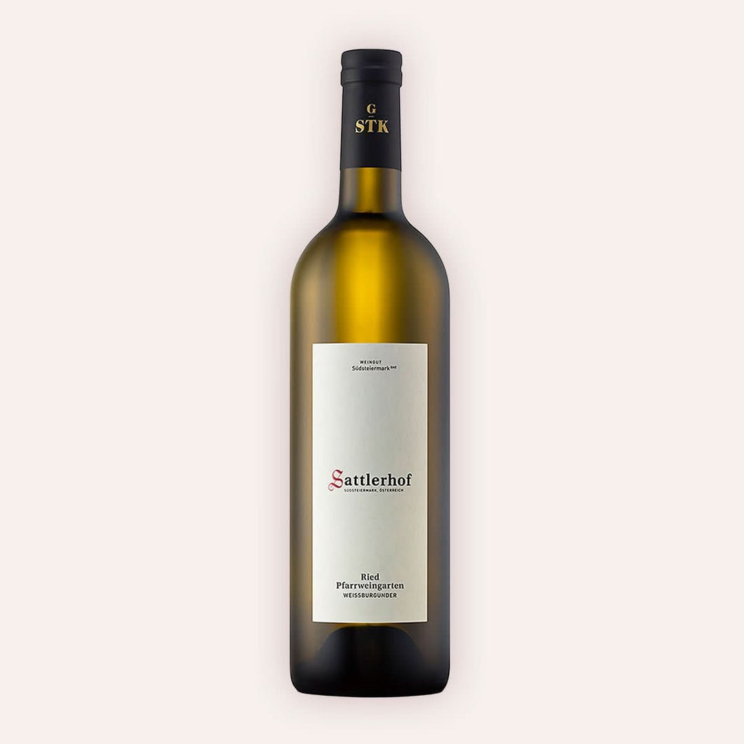 Eine 750 ml Flasche Weißburgunder Ried Pfarrweingarten 2019 GSTK Biovom Winzer Sattlerhof aus der Südsteiermark in Österreich.
