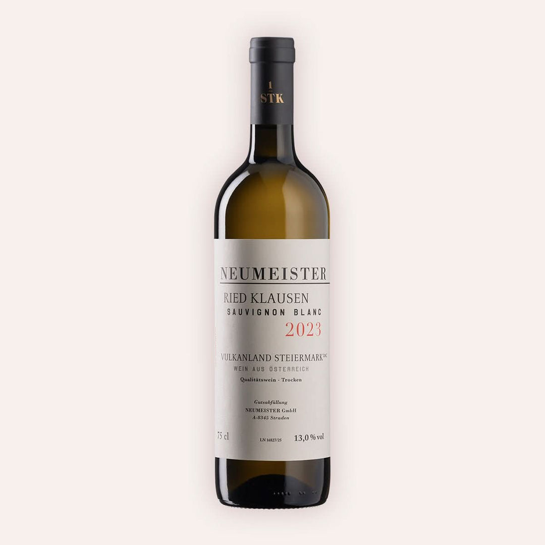 Eine 750 ml Flasche Sauvignon Blanc Ried Klausen 1STK Bio 2023vom Winzer Neumeister aus der Vulkanland Steiermark in Österreich.