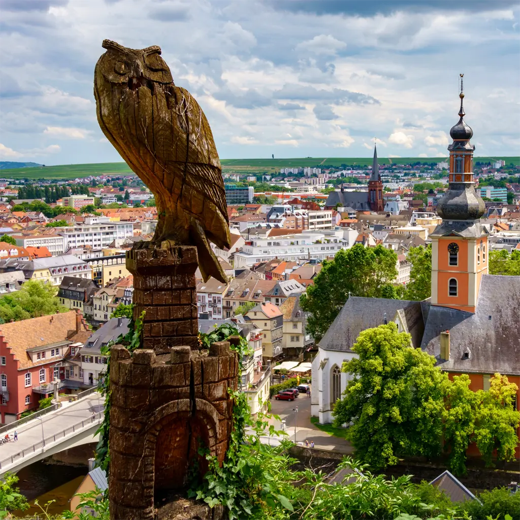 Eulenfigur in der Stadt Bad Kreuznach in der Region Nahe, Deutschland