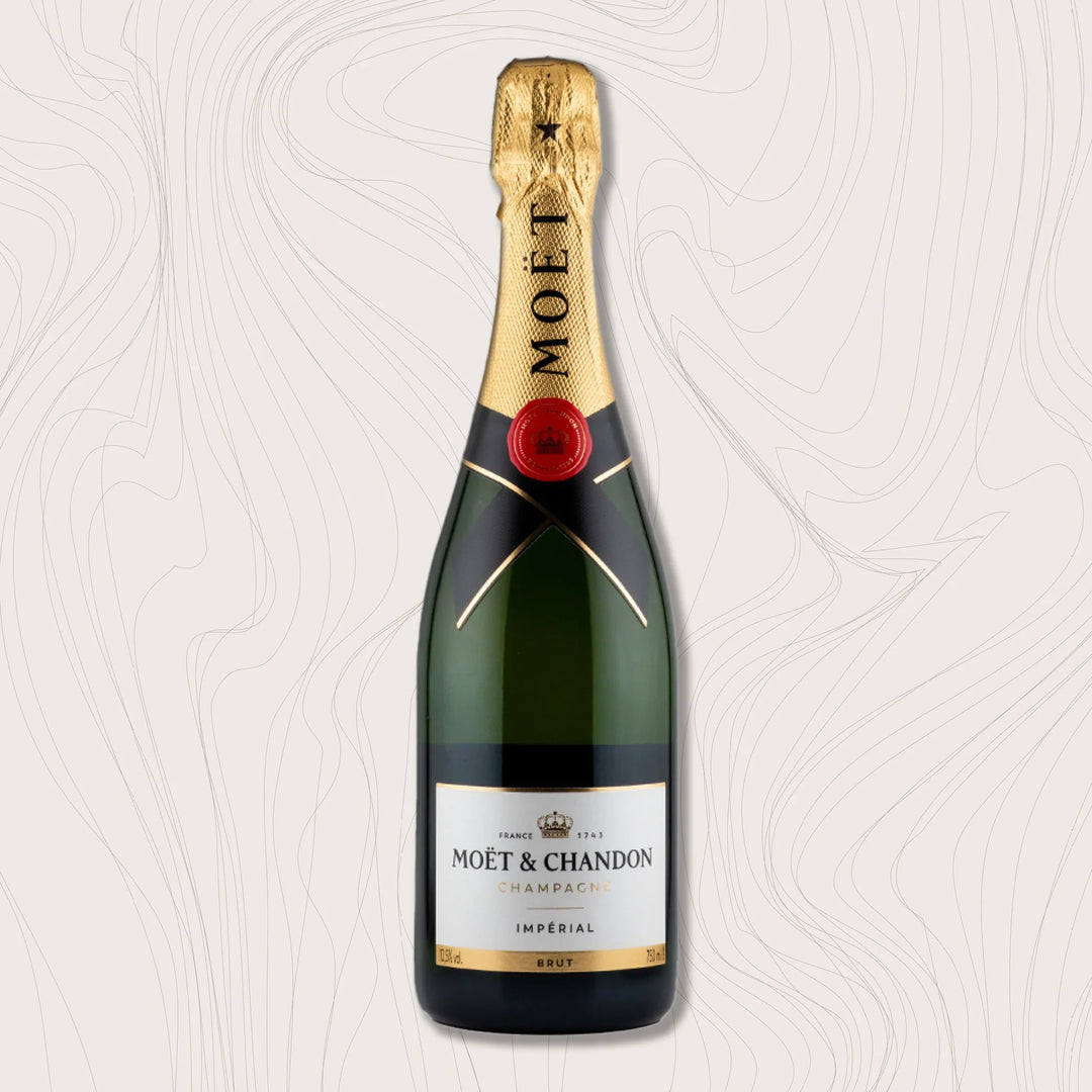 Eine grün-goldene Flasche Moët & Chandon Champagner Impérial