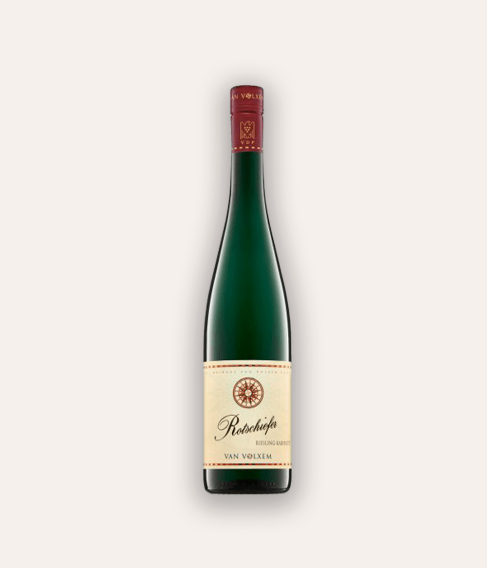 Weinflasche Van Volxem – Riesling Kabinett Rotschiefer VDP.Gutswein 2022 – Saar-Flasche mit dunkelroter Schraubkapsel, rosafarbenes Etikett mit VV-Logo und Van Volxem Weinname