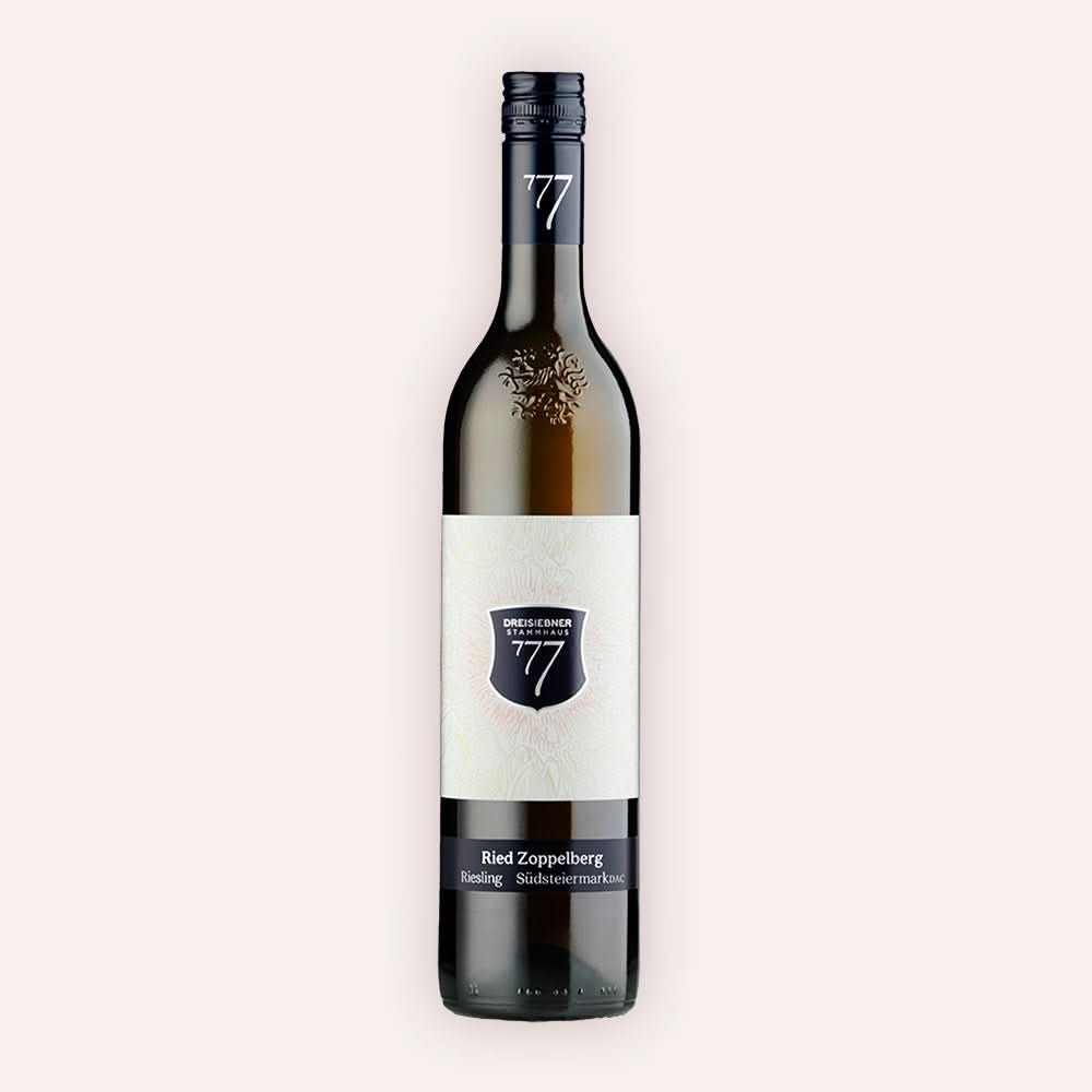 Weinflasche Dreisiebner Stammhaus Riesling Ried Zoppelberg 2021 – dunkle Glasflasche mit blauer Schraubkapsel und 777-Logo, weißes Etikett mit dunkelblauem Wappenschild, blaues Bandetikett mit Aufschrift Ried Zoppelberg Riesling Südsteiermark DAC