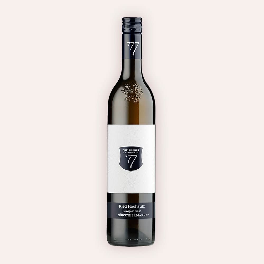 Weinflasche Dreisiebner Stammhaus Sauvignon Blanc Ried Hochsulz 2021 – dunkle Glasflasche mit blauer Schraubkapsel und 777-Logo, weißes Etikett mit dunkelblauem Wappenschild, blaues Bandetikett mit Aufschrift Ried Hochsulz Sauvignon Blanc Südsteiermark DAC