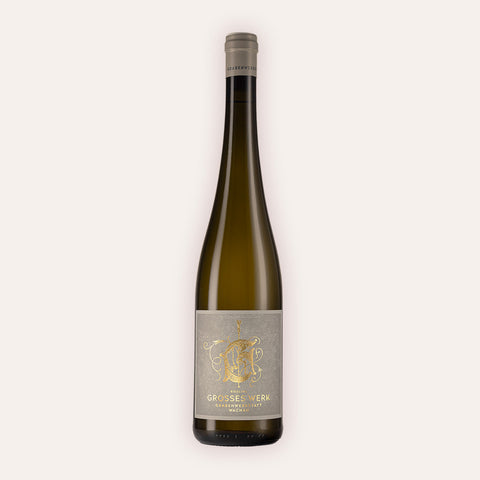 Eine 750 ml Flasche Riesling Großes Werk 2023vom Winzer Grabenwerkstatt aus der Wachau in Österreich.