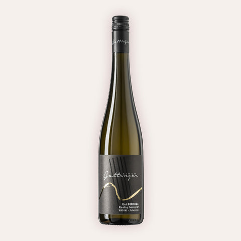 Eine 750 ml Flasche Riesling Ried Burgstall Federspiel 2024  vom Winzer Simon Gattinger aus der Region Niederösterreich in Österreich.