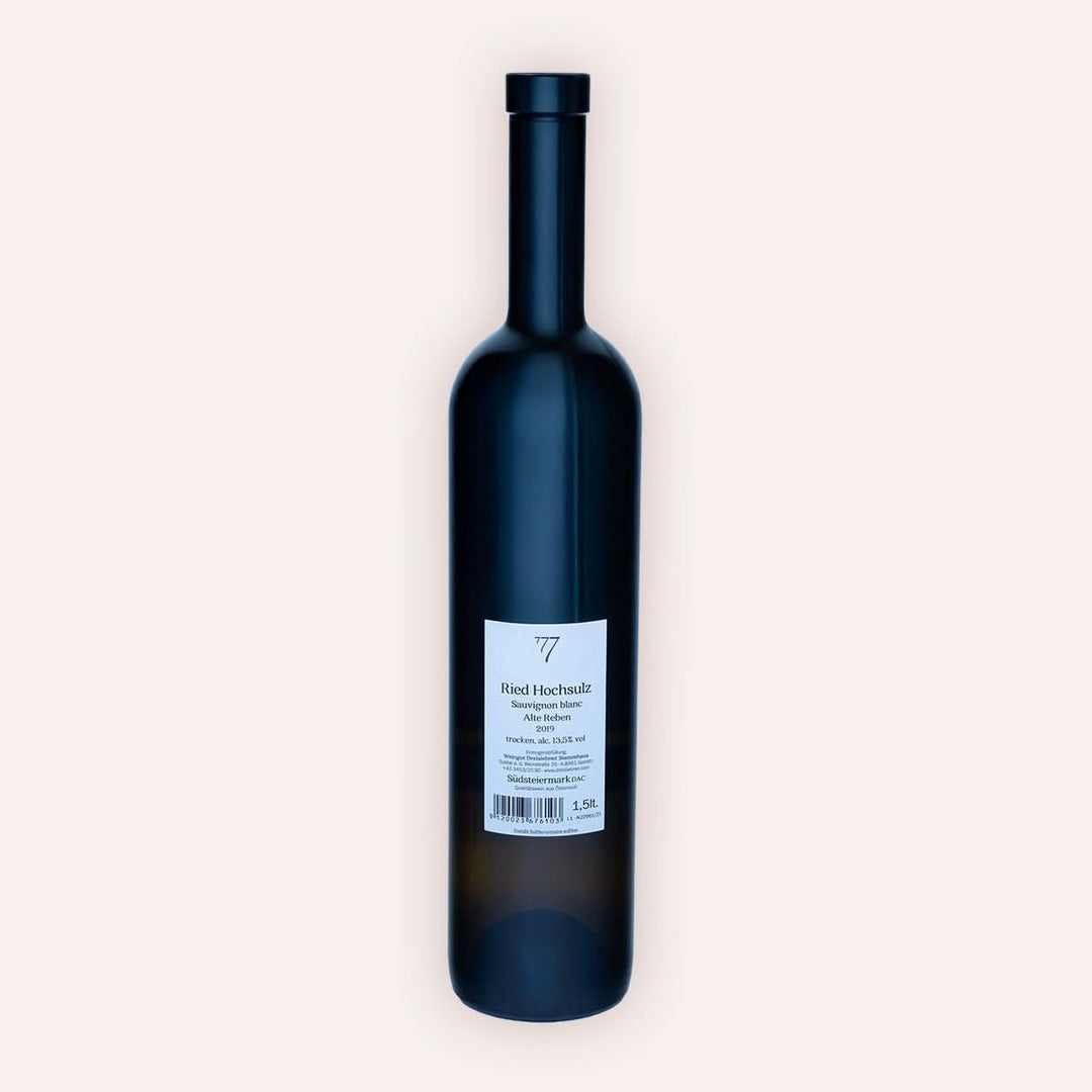 Die Rückseite einer 1500 ml Flasche Sauvignon blanc Ried Hochsulz 2021 Alte Reben vom Winzer Dreisiebner Stammhaus aus der Region Steiermark in Österreich.