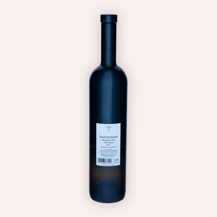 Die Rückseite einer 1500 ml Flasche Sauvignon blanc Ried Hochsulz 2021 Alte Reben vom Winzer Dreisiebner Stammhaus aus der Region Steiermark in Österreich.