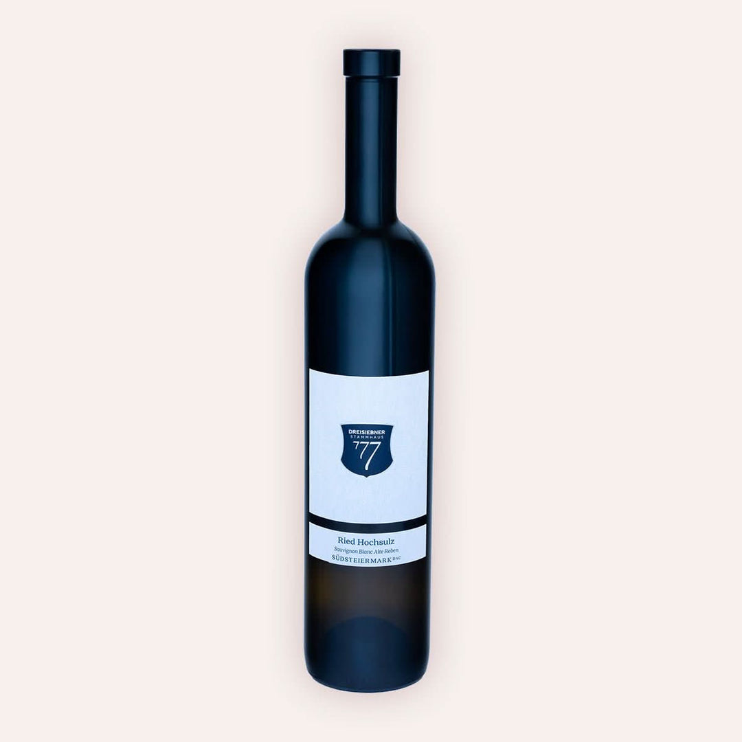 Eine 1500 ml Flasche Sauvignon blanc Ried Hochsulz 2021 Alte Reben vom Winzer Dreisiebner Stammhaus aus der Region Steiermark in Österreich.