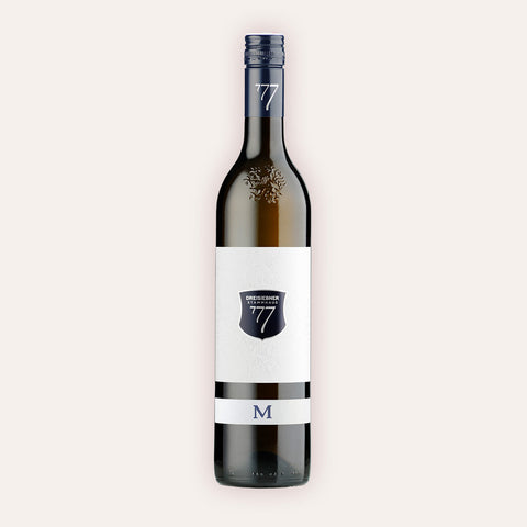 Eine 750 ml Flasche "M" 2019 vom Winzer Dreisiebner Stammhaus aus der Region Steiermark in Österreich.