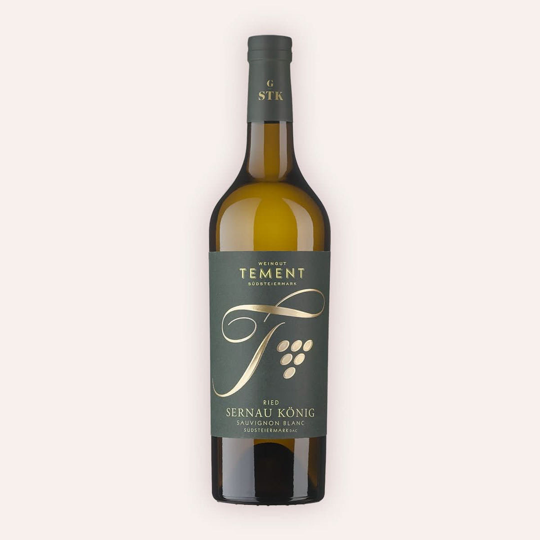 Eine 750 ml Flasche Sauvignon Blanc Ried Sernau König GSTK Lage Biodyn 2022vom Winzer Tement aus der Südsteiermark in Österreich.