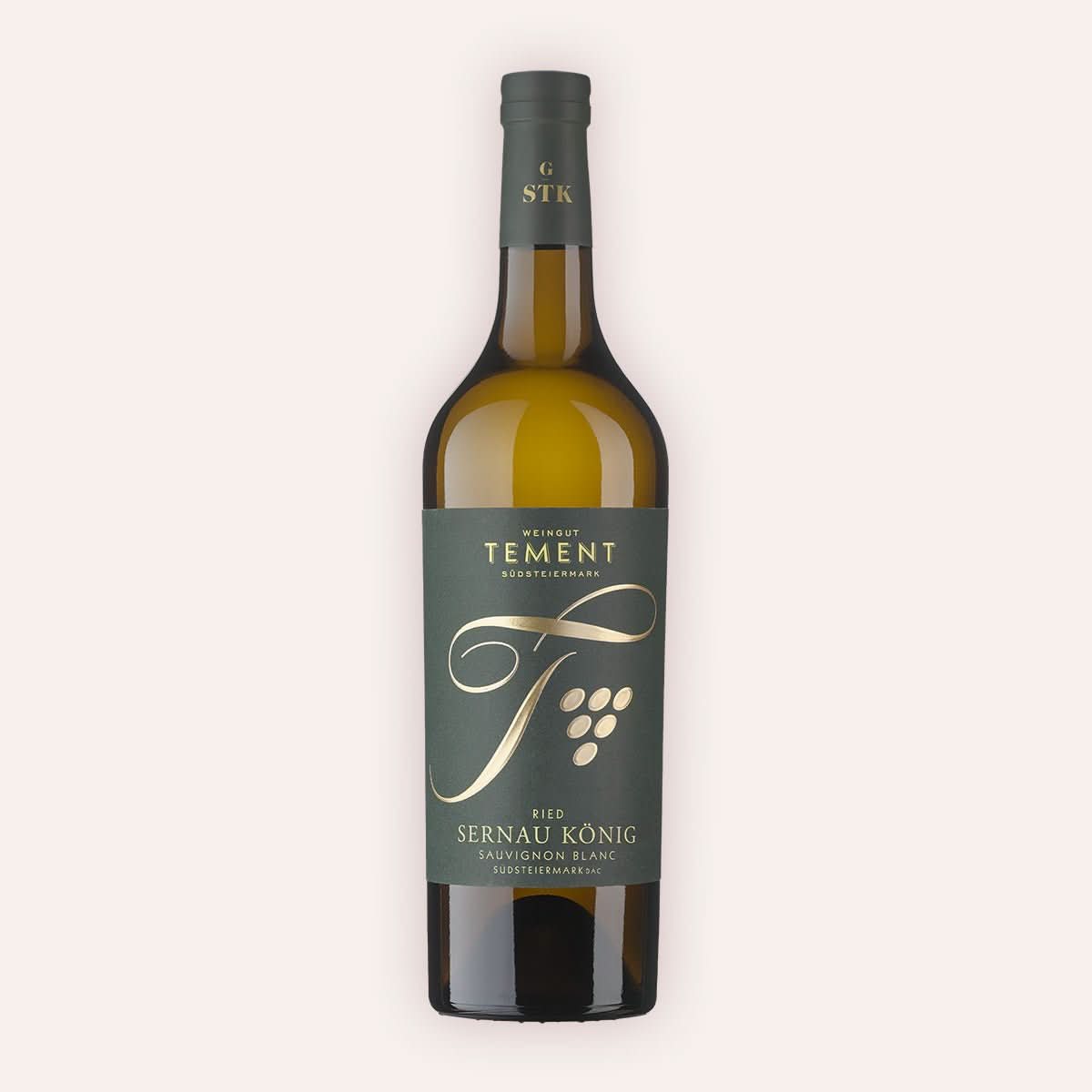 Eine 750 ml Flasche Sauvignon Blanc Ried Sernau König GSTK Lage Biodyn 2022vom Winzer Tement aus der Südsteiermark in Österreich.