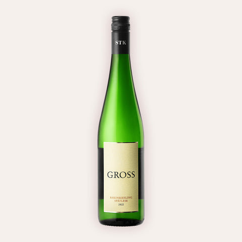 Eine 750 ml Flasche Rheinriesling Spätlese Südsteiermark 2022 vom Winzer Gross aus der Region Steiermark in Österreich.