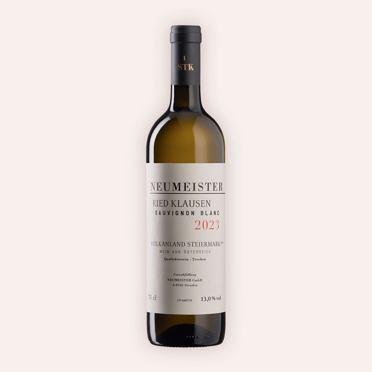 Eine 750 ml Flasche Sauvignon Blanc Ried Klausen 1STK 2007vom Winzer Neumeister aus der Vulkanland Steiermark in Österreich.