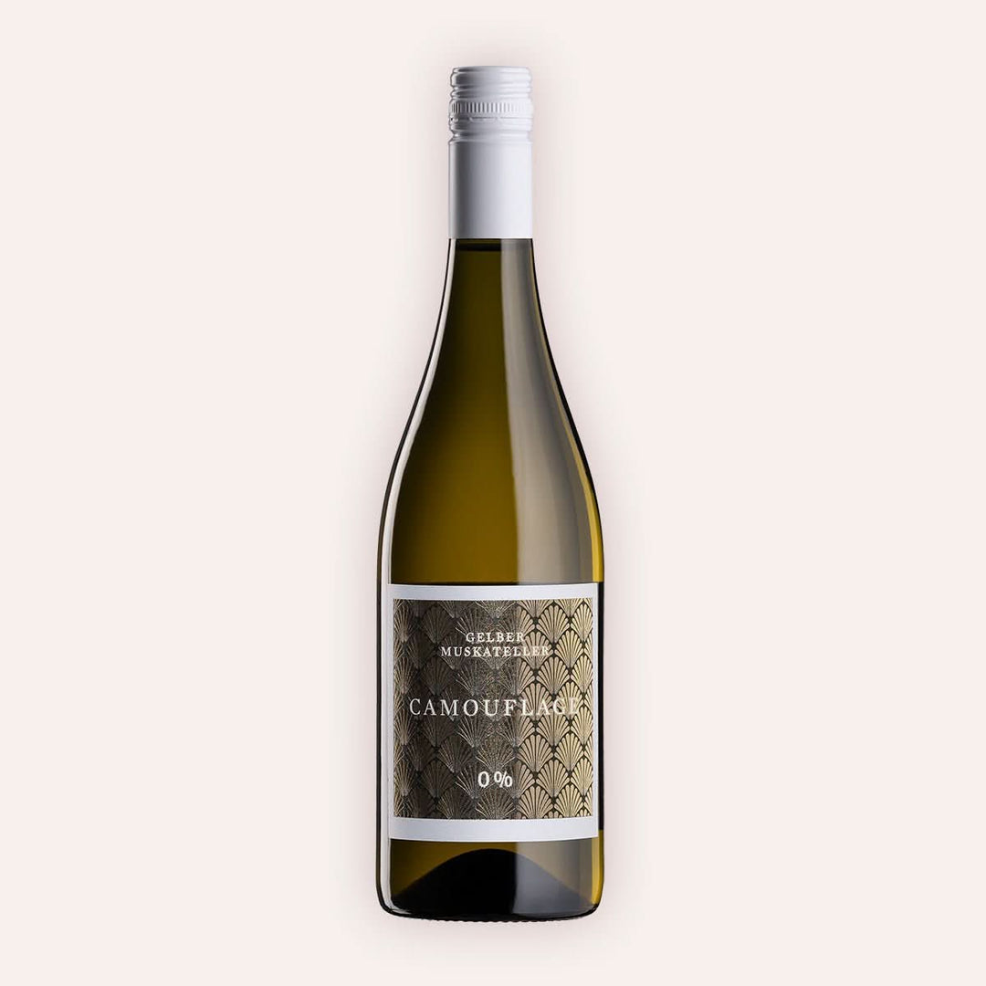 Eine 720 ml Flasche Gelber Muskateller "Camouflage" 0% vom Winzer KTCN aus der Steirerland in Österreich.