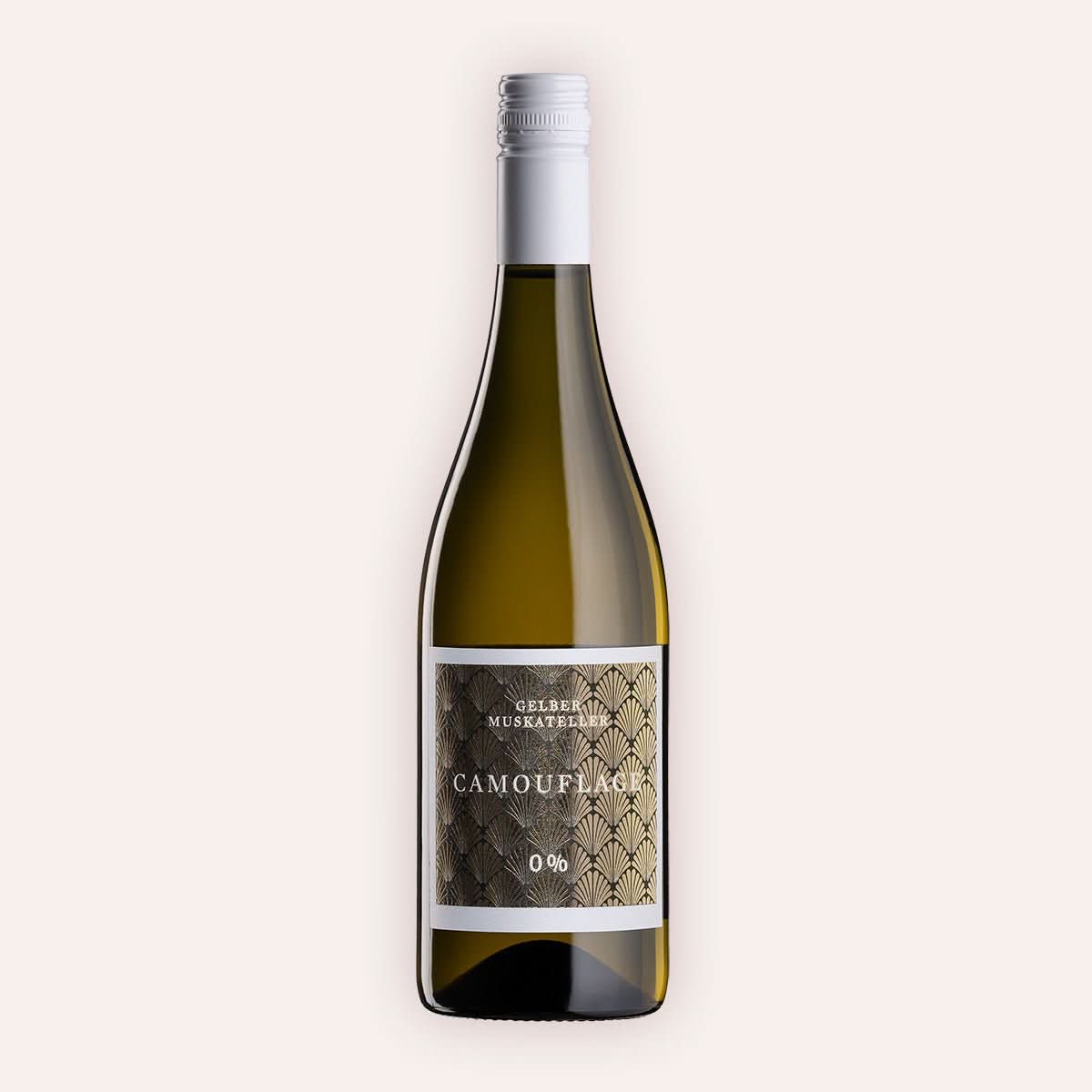 Eine 720 ml Flasche Gelber Muskateller "Camouflage" 0% vom Winzer KTCN aus der Steirerland in Österreich.