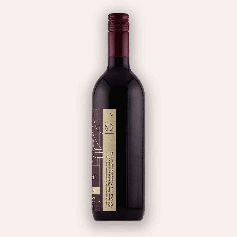 Rückseite der Weinflasche Trinkvergnügen Privatkollektion Burgenland Blaufränkisch 2021 – dunkle Flasche mit weinroter Schraubkapsel, goldenes Rücketikett mit Aufschrift 13,5 Vol., 0,75 L, Angaben zu Erzeuger und Importeur