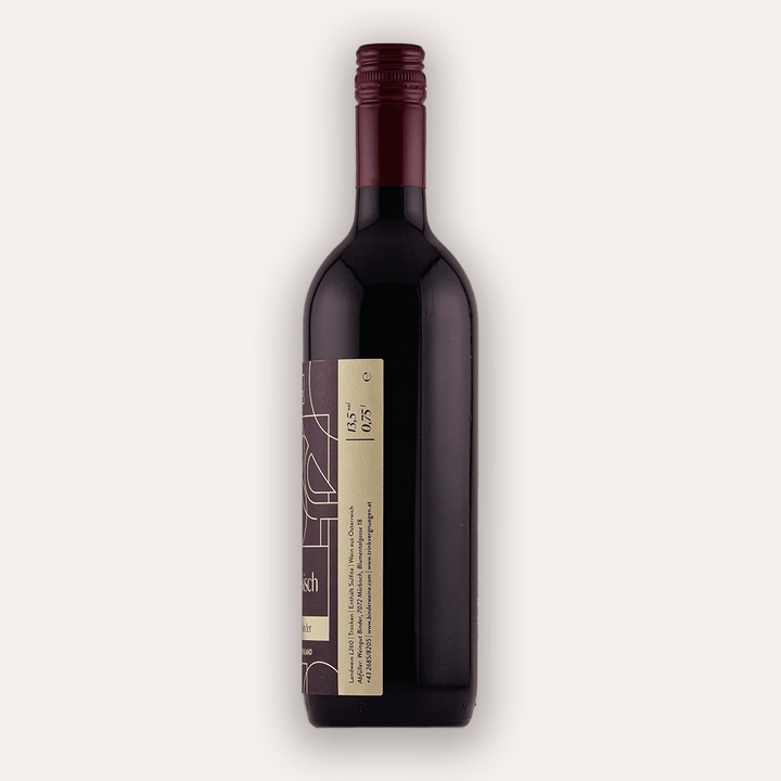 Rückseite der Weinflasche Trinkvergnügen Privatkollektion Burgenland Blaufränkisch 2021 – dunkle Flasche mit weinroter Schraubkapsel, goldenes Rücketikett mit Aufschrift 13,5 Vol., 0,75 L, Angaben zu Erzeuger und Importeur
