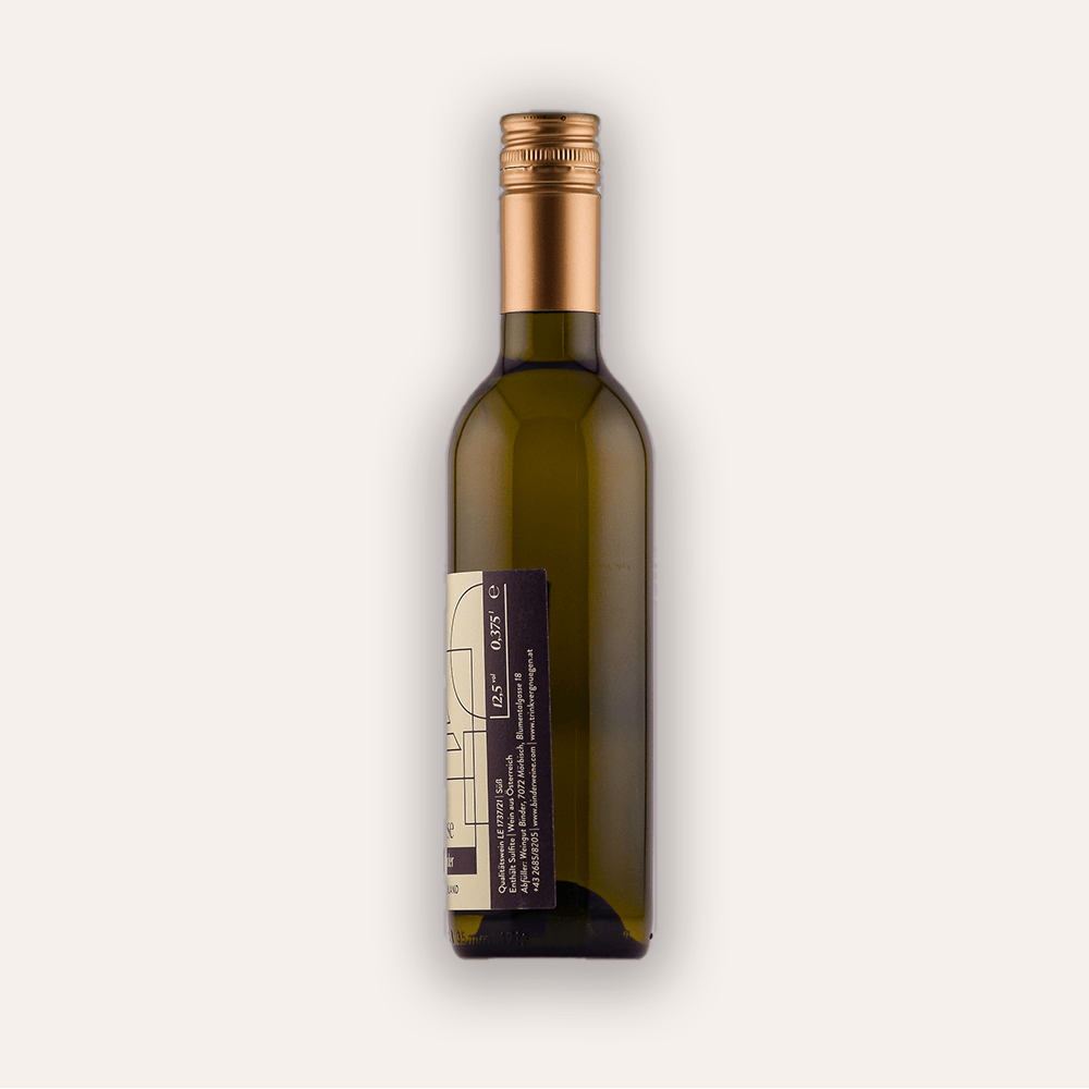 Rückseite der Weinflasche Trinkvergnügen Privatkollektion Burgenland – Bouvier Beerenauslese 2020 – österreichische Privatkollektion Flasche mit weinroter Schraubkapsel, goldenes ornamentales Etikett