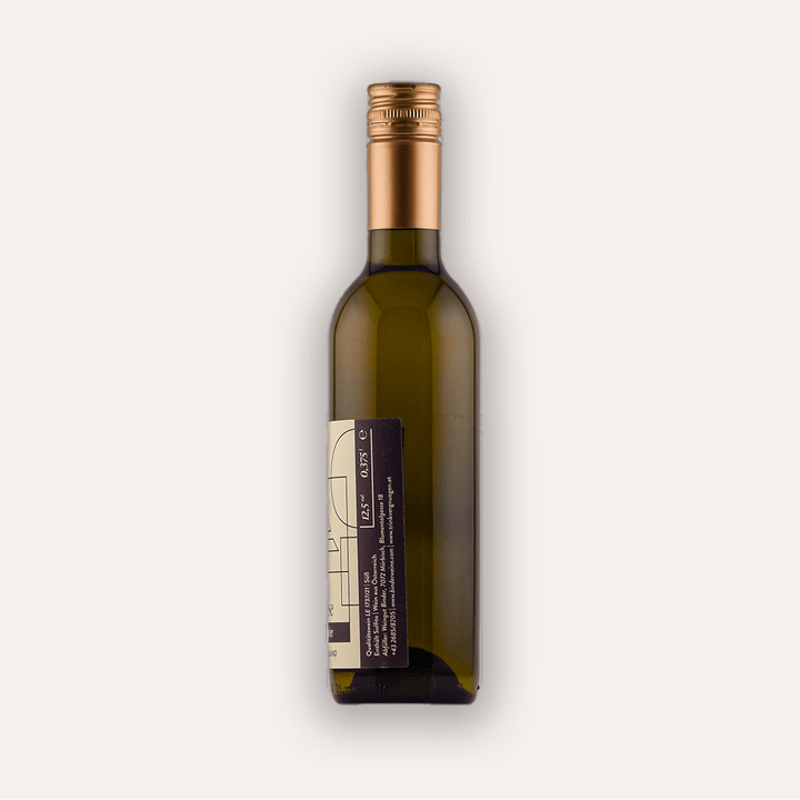 Rückseite der Weinflasche Trinkvergnügen Privatkollektion Burgenland – Bouvier Beerenauslese 2020 – österreichische Privatkollektion Flasche mit weinroter Schraubkapsel, goldenes ornamentales Etikett
