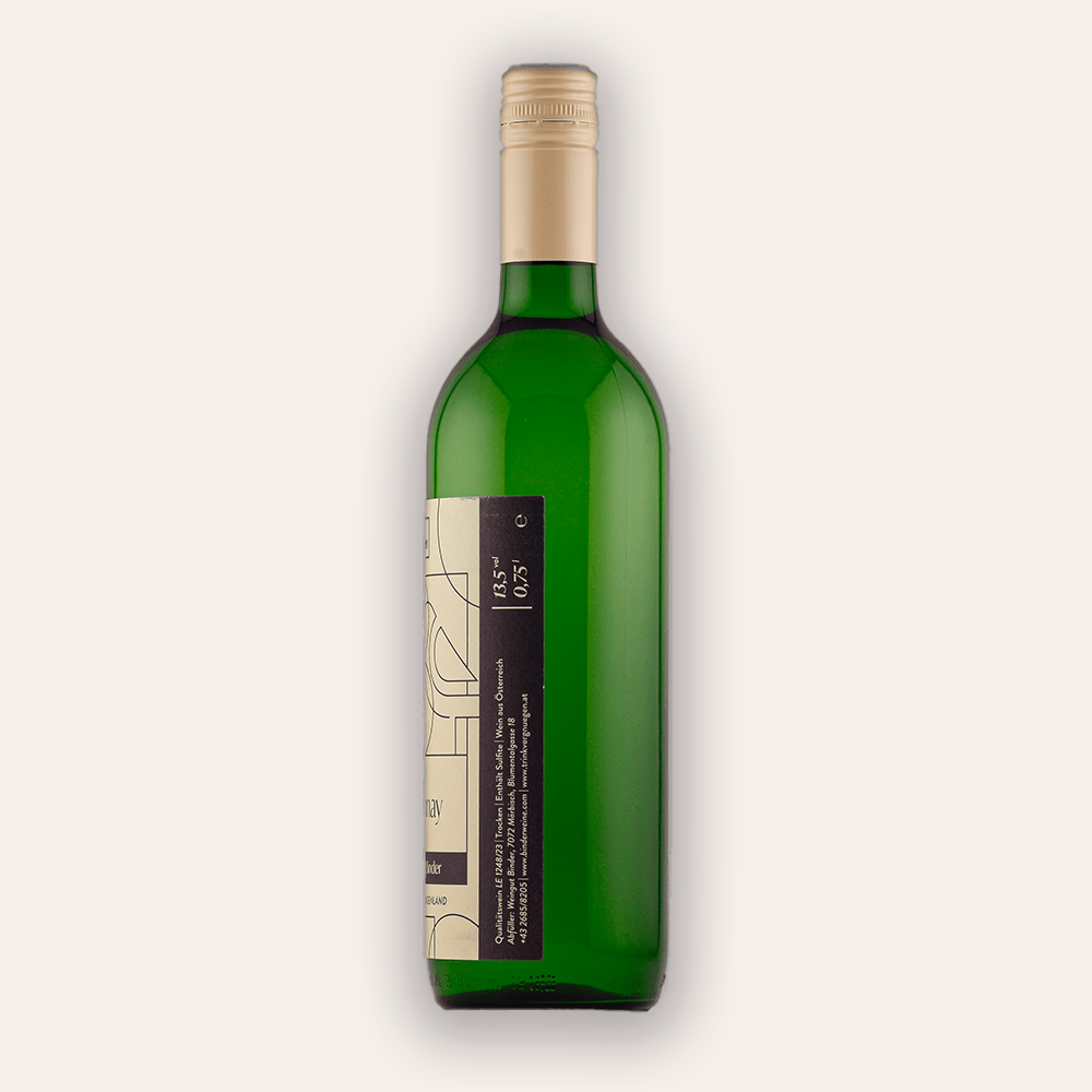 Rückseite der Weinflasche Trinkvergnügen Privatkollektion Burgenland – Chardonnay 2022 – österreichische Privatkollektion Flasche mit weinroter Schraubkapsel, goldenes ornamentales Etikett