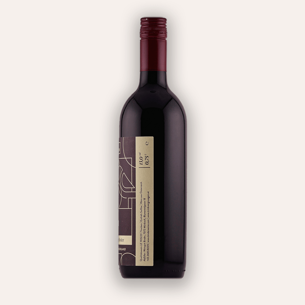 Rückseite der Weinflasche Trinkvergnügen Privatkollektion Burgenland – Zweigelt 2022 – österreichische Privatkollektion Flasche mit weinroter Schraubkapsel, goldenes ornamentales Etikett