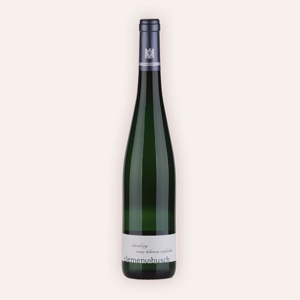 Weinflasche Clemens Busch – Riesling vom blauen Schiefer VDP.Ortswein BIO 2022 – grüne Mosel-Flasche mit dunkelblauer Kapsel und VDP-Adler, weißes Etikett mit clemensBusch Skriptschrift und Lagebezeichnung