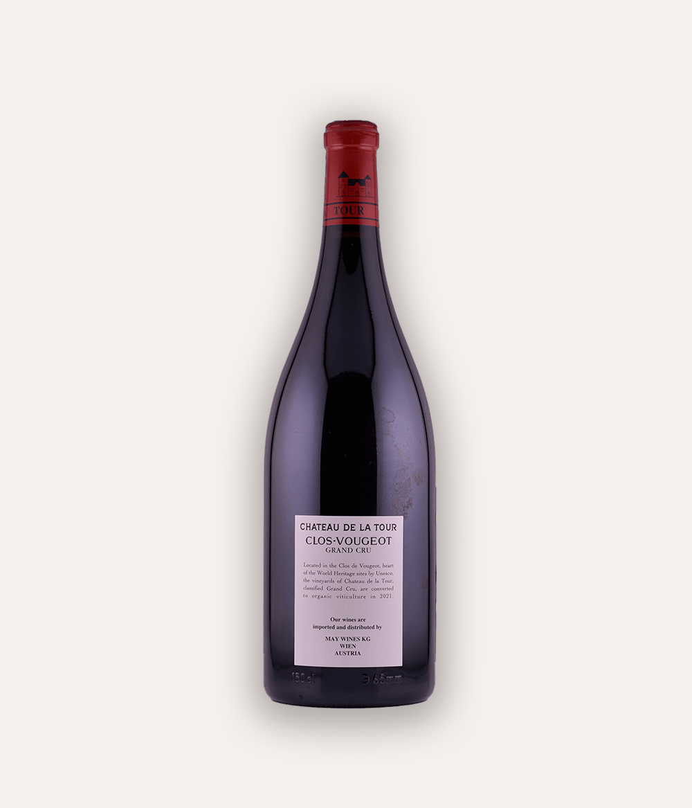 Rückseite der Weinflasche Château de la Tour – Clos-Vougeot Grand Cru MAGNUM 2020 – dunkle Burgunder-Flasche mit roter Kapsel, Château de la Tour Clos-Vougeot Grand Cru Etikett