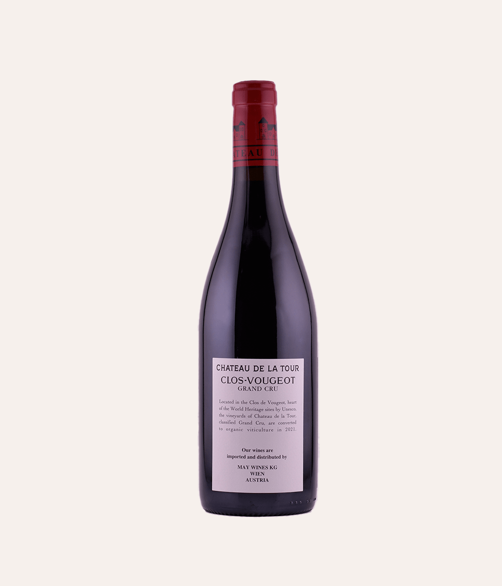 Rückseite der Weinflasche Château de la Tour – Clos-Vougeot Grand Cru 2021 – dunkle Burgunder-Flasche mit roter Kapsel, Château de la Tour Clos-Vougeot Grand Cru Etikett