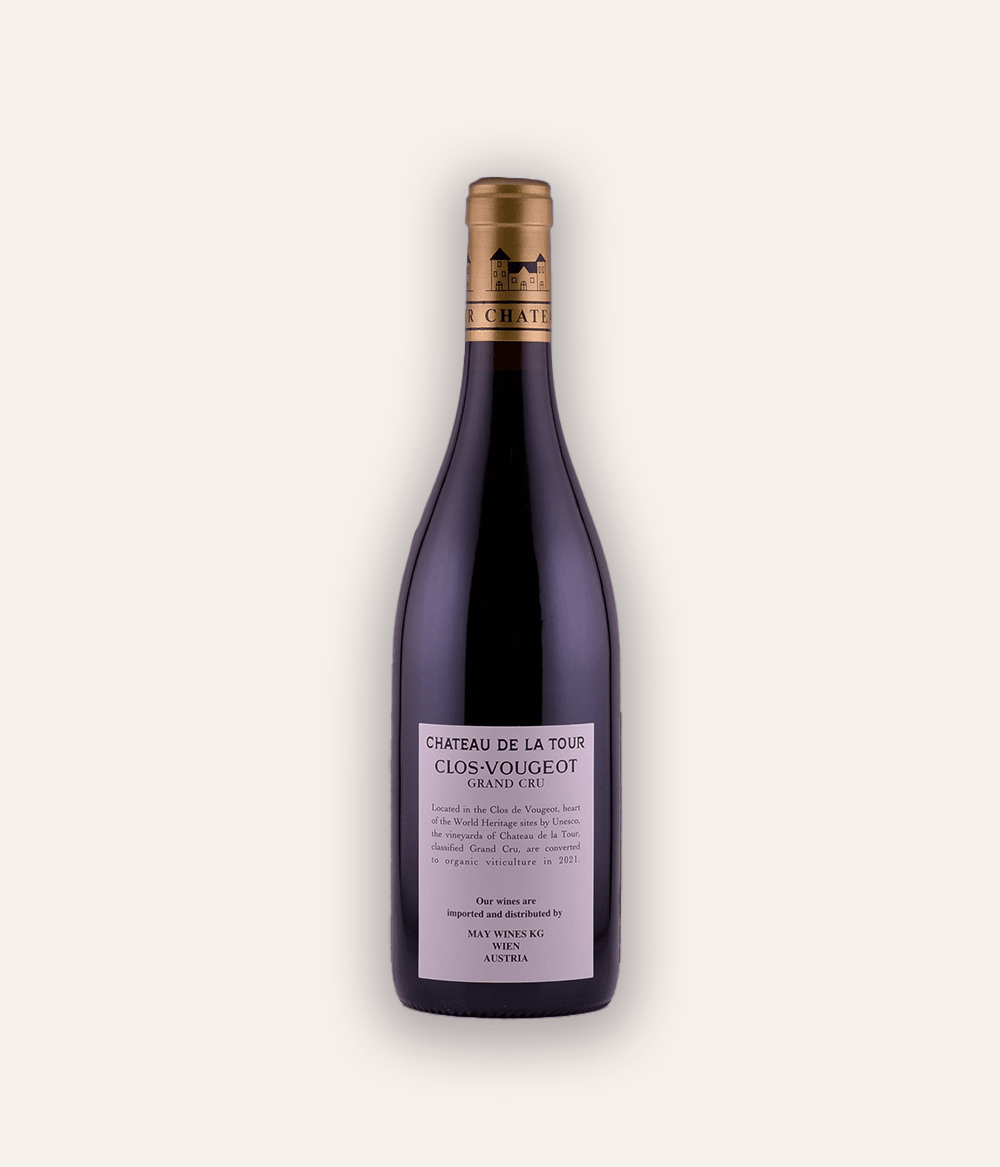 Rückseite der Weinflasche Château de la Tour – Clos-Vougeot V. V. Grand Cru 2020 – dunkle Burgunder-Flasche mit roter Kapsel, Château de la Tour Clos-Vougeot Grand Cru Etikett