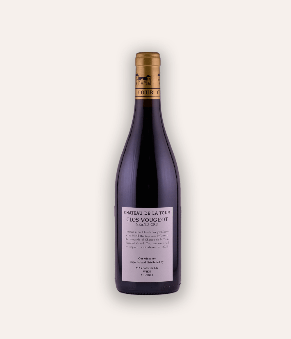 Rückseite der Weinflasche Château de la Tour – Clos-Vougeot V. V. Grand Cru 2021 – dunkle Burgunder-Flasche mit roter Kapsel, Château de la Tour Clos-Vougeot Grand Cru Etikett
