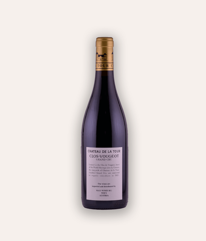 Rückseite der Weinflasche Château de la Tour – Clos-Vougeot V. V. Grand Cru 2021 – dunkle Burgunder-Flasche mit roter Kapsel, Château de la Tour Clos-Vougeot Grand Cru Etikett
