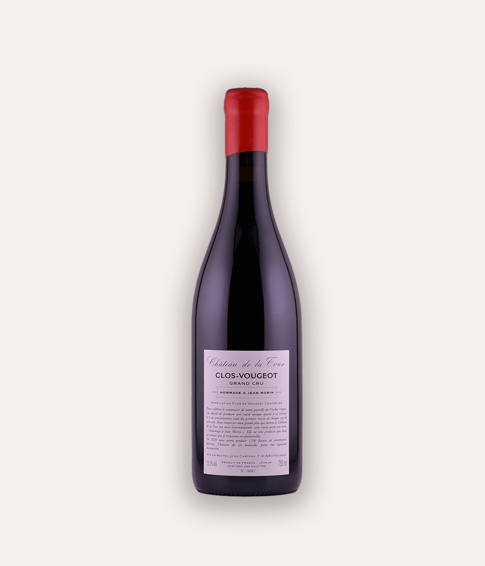 Rückseite der Weinflasche Château de la Tour – Clos-Vougeot Hommage a Jean Morin GC 2020 – dunkle Burgunder-Flasche mit roter Kapsel, Château de la Tour Clos-Vougeot Grand Cru Etikett