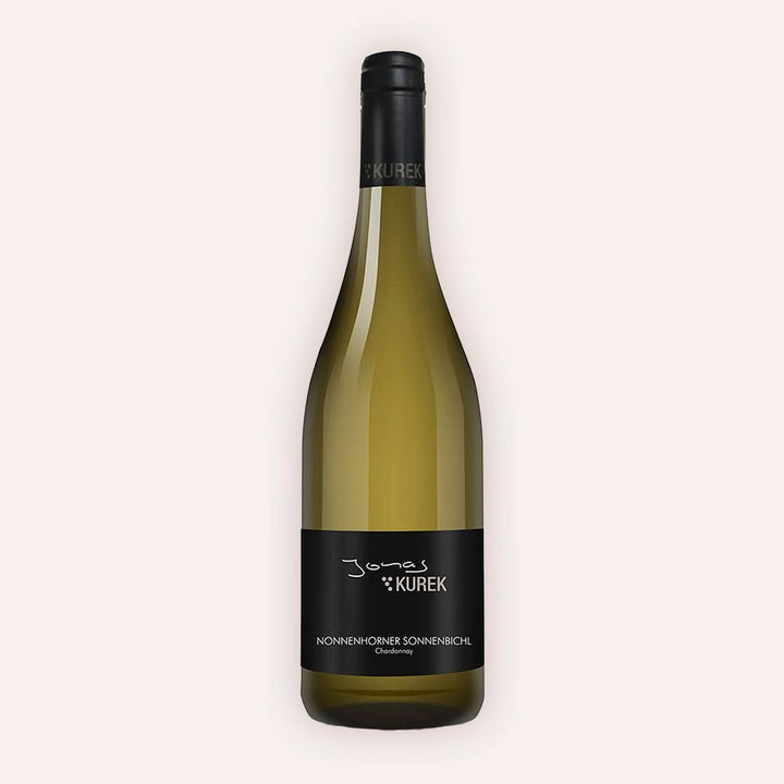 Eine 750 ml Flasche Chardonnay Nonnenhorner Sonnenbichl 2022vom Winzer Kurek aus der Nonnenhorn am Bodensee in Deutschland.