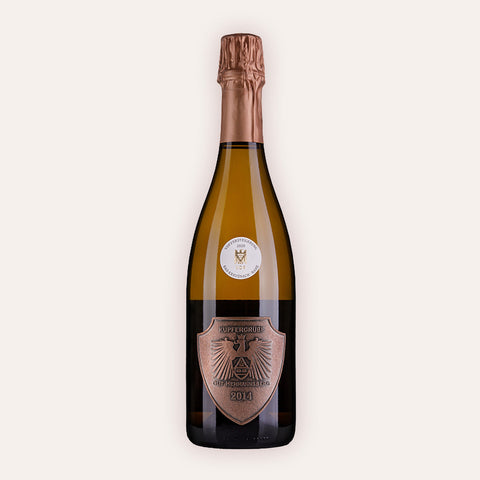 Eine 750 ml Flasche Riesling Sekt Extra Brut Kupfergrube 2017vom Winzer Gut Hermannsberg aus der Nahetal in Deutschland.