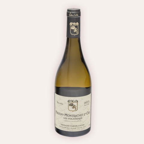 Eine 750 ml Flasche Puligny-Montrachet Les Folatières Premier Cru 2023vom Winzer Domaine Fabien Coche aus der Côte de Beaune in Frankreich.