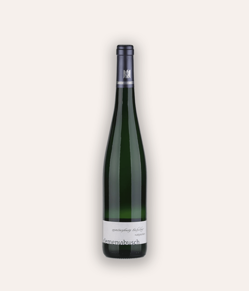 Weinflasche Clemens Busch – Riesling Marienburg Fahrlay Reserve 2018 – grüne Mosel-Flasche mit dunkelblauer Kapsel und VDP-Adler, weißes Etikett mit clemensBusch Skriptschrift und Lagebezeichnung