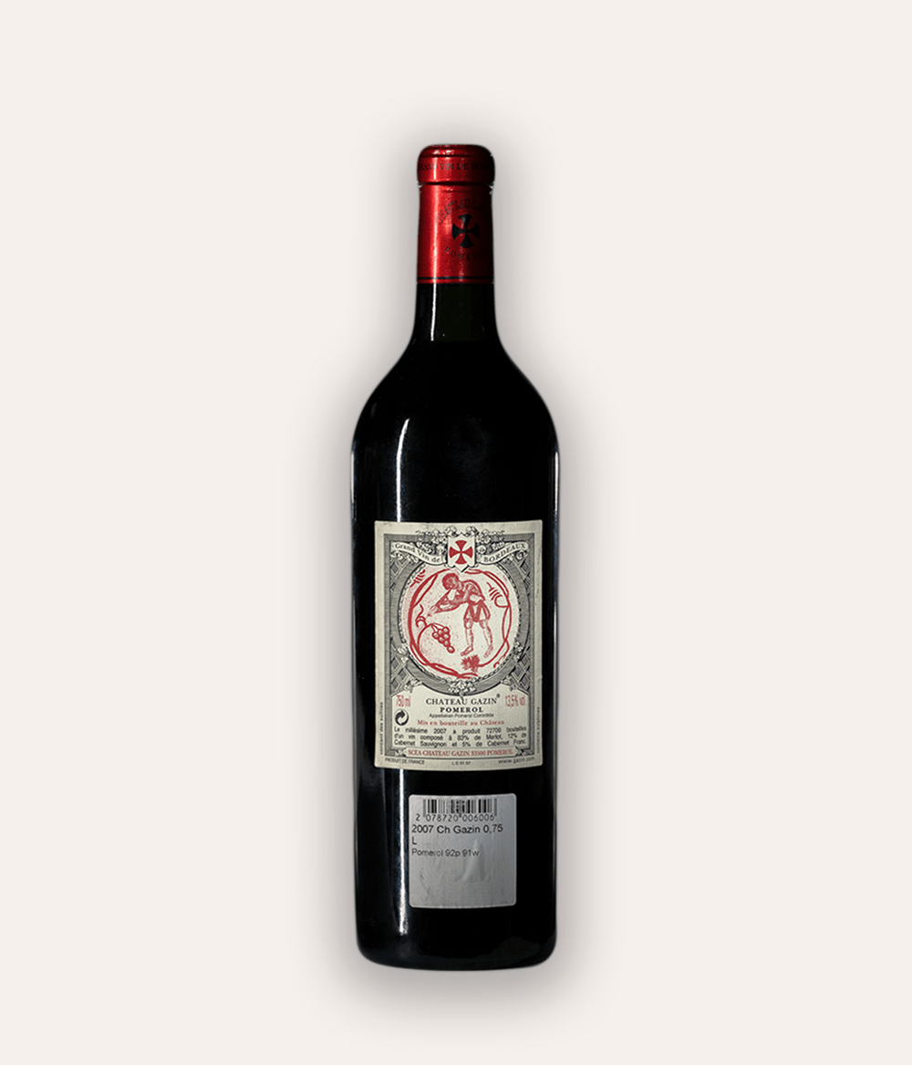 Rückseite der Weinflasche Château Gazin 2007 Pomerol – dunkle Bordeaux-Flasche mit roter Kapsel, dekoratives Rücketikett mit Weinleser-Illustration und Aufschrift Château Gazin Pomerol 13,5%, 75cl, Sticker mit Bewertung Pomerol 92p