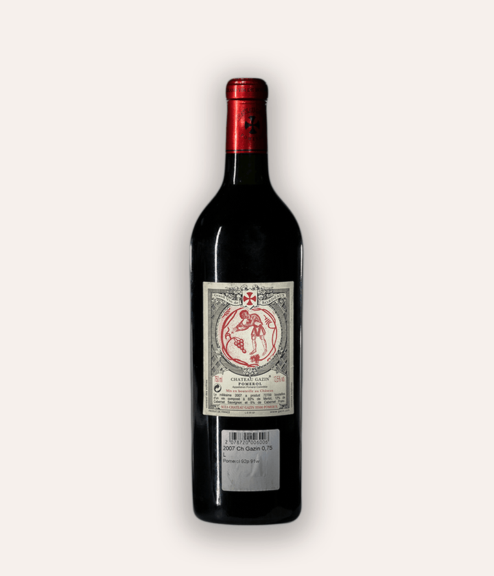 Rückseite der Weinflasche Château Gazin 2007 Pomerol – dunkle Bordeaux-Flasche mit roter Kapsel, dekoratives Rücketikett mit Weinleser-Illustration und Aufschrift Château Gazin Pomerol 13,5%, 75cl, Sticker mit Bewertung Pomerol 92p
