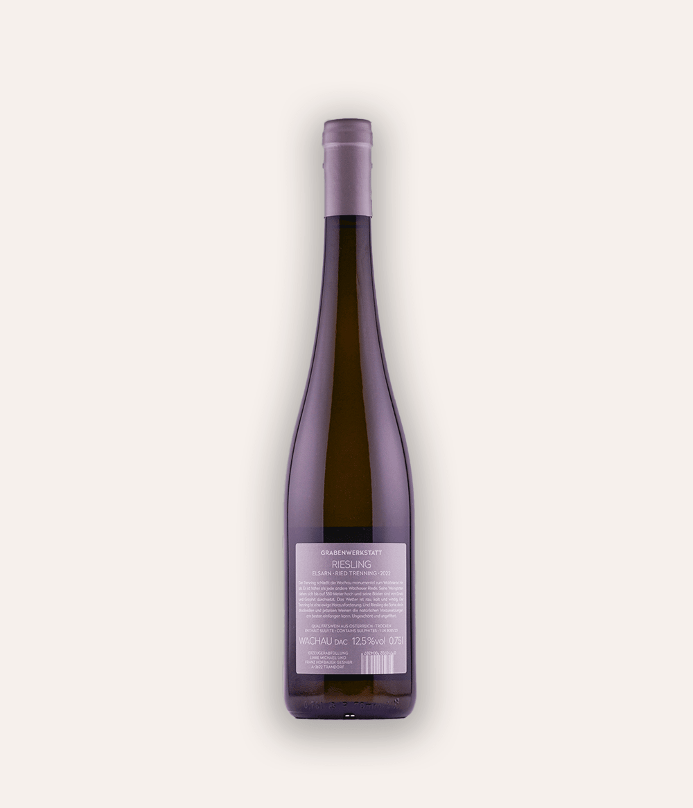 Rückseite der Weinflasche Grabenwerkstatt – Riesling Ried Trenning 2022 – Wachau-Flasche mit lavendelfarbener Schraubkapsel, minimalistisches Etikett mit Grabenwerkstatt Lagebezeichnung und Wachau DAC