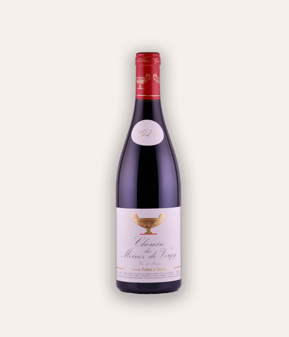 Weinflasche Domaine Gros Frère et Soeur – Chemin des Moines de Vergy Rouge 2021 – Burgunder-Flasche mit lavendelfarbener Kapsel, goldenes Pokal-Emblem, Domaine Gros Frère et Soeur