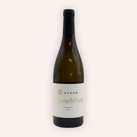 Eine 750 ml Flasche Himmelsbett Furmint 2018 vom Winzer Nador aus der Region Felső-Pannon in Ungarn.