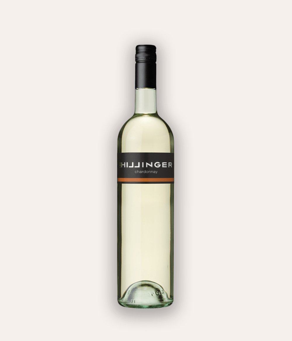 Weinflasche Hillinger Chardonnay 2022 – klare Glasflasche mit schwarzer Schraubkapsel, schwarzes Etikett mit weißer HILLINGER-Schrift und bronzefarbenem Chardonnay-Schriftzug