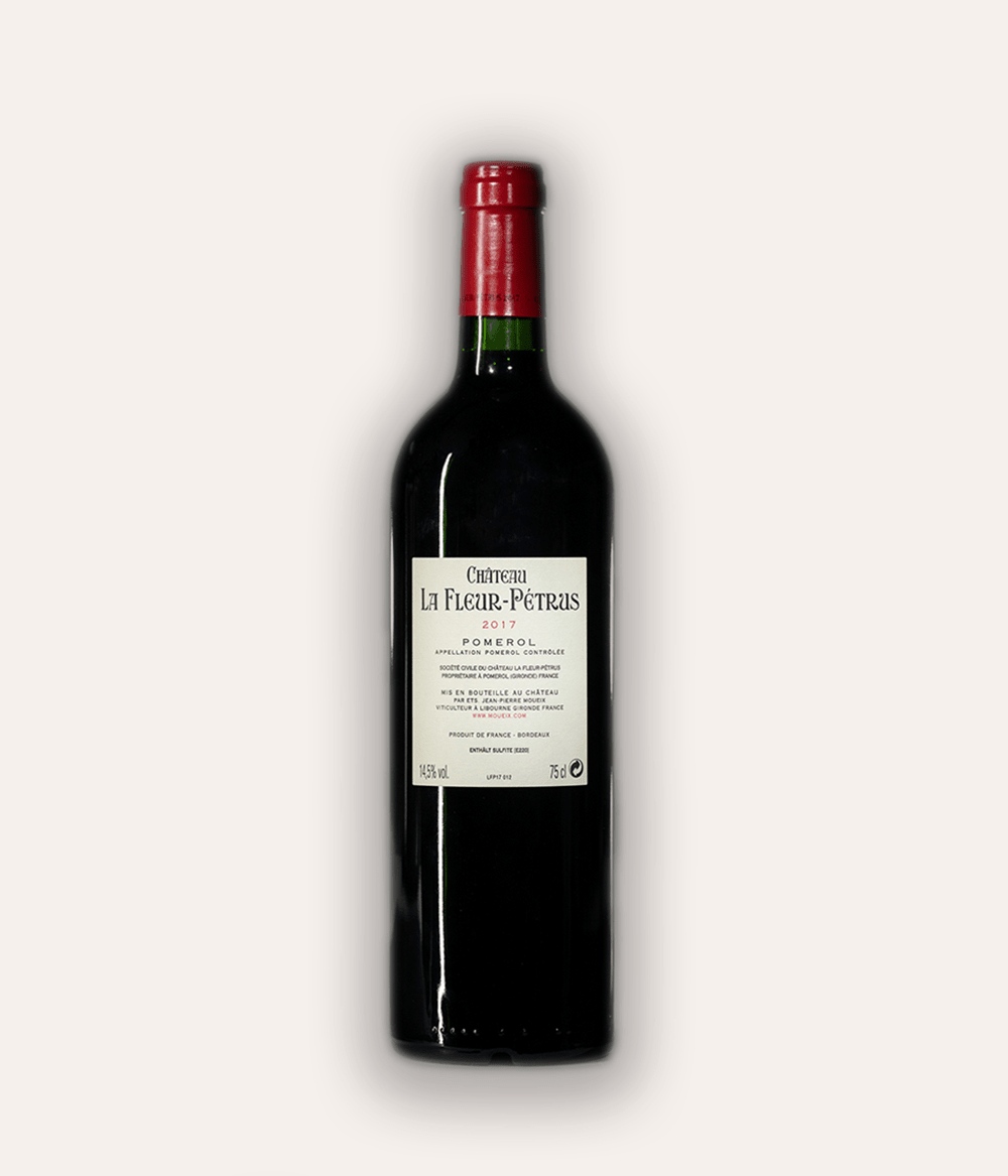 Rückseite der Weinflasche Château La Fleur-Pétrus 2017 Pomerol – dunkle Bordeaux-Flasche mit roter Kapsel, weißes Rücketikett mit Aufschrift Château La Fleur-Pétrus 2017 Pomerol Appellation Pomerol Contrôlée, 14,5% Vol., 75cl