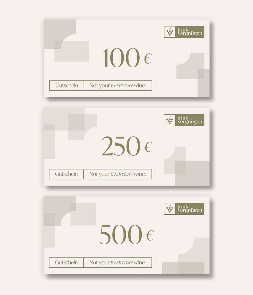 Trinkvergnügen Wein-Gutschein – drei gestaffelte Gutscheinkarten in Weiß/Beige mit Trinkvergnügen-Logo und Beträgen 100, 250 und 500 Euro