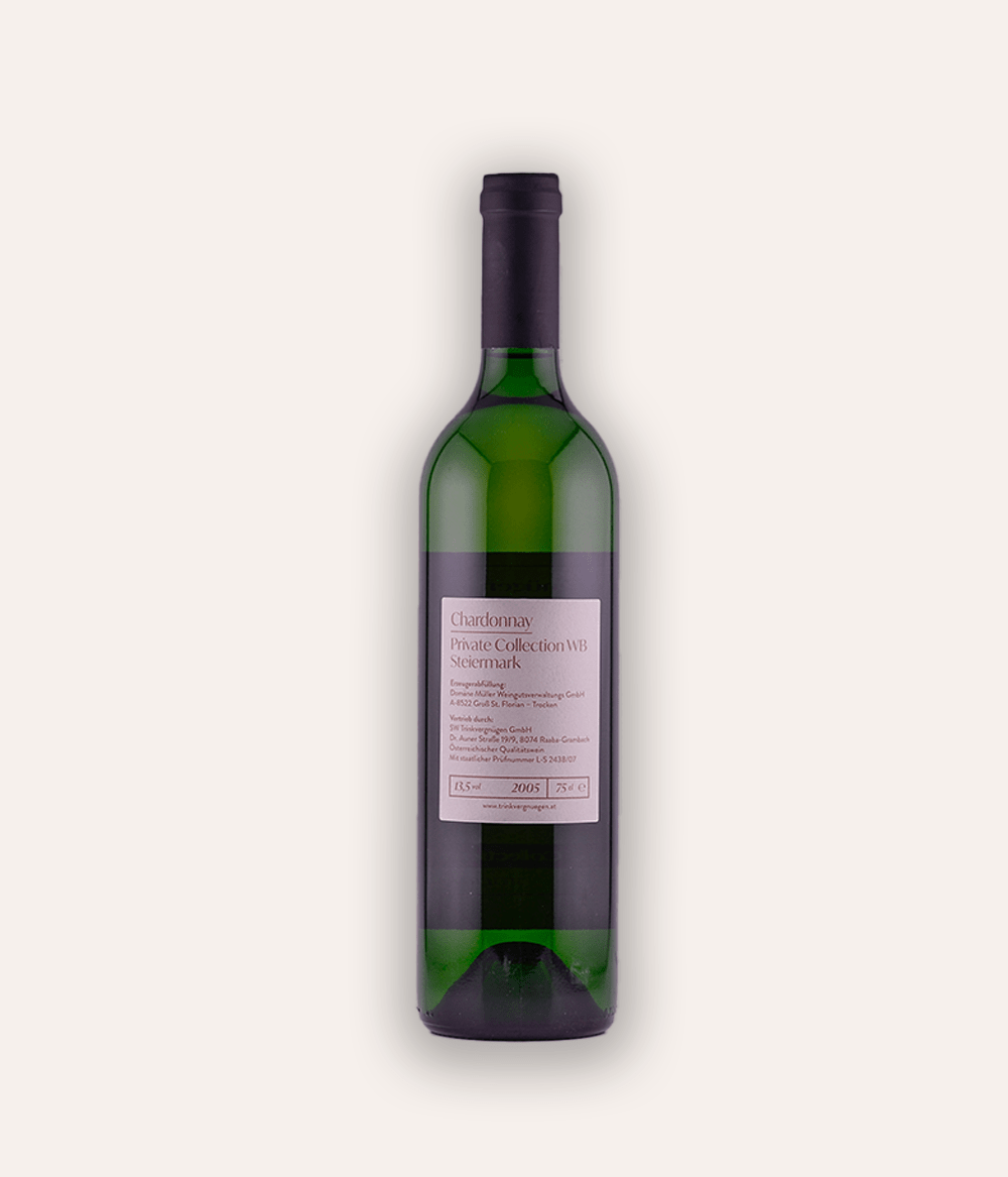 Rückseite der Weinflasche Trinkvergnügen Privatkollektion Steiermark – Chardonnay 2005 – österreichische Privatkollektion Flasche mit weinroter Schraubkapsel, goldenes ornamentales Etikett