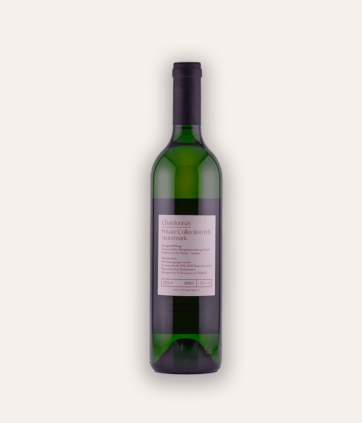 Rückseite der Weinflasche Trinkvergnügen Privatkollektion Steiermark – Chardonnay 2005 – österreichische Privatkollektion Flasche mit weinroter Schraubkapsel, goldenes ornamentales Etikett