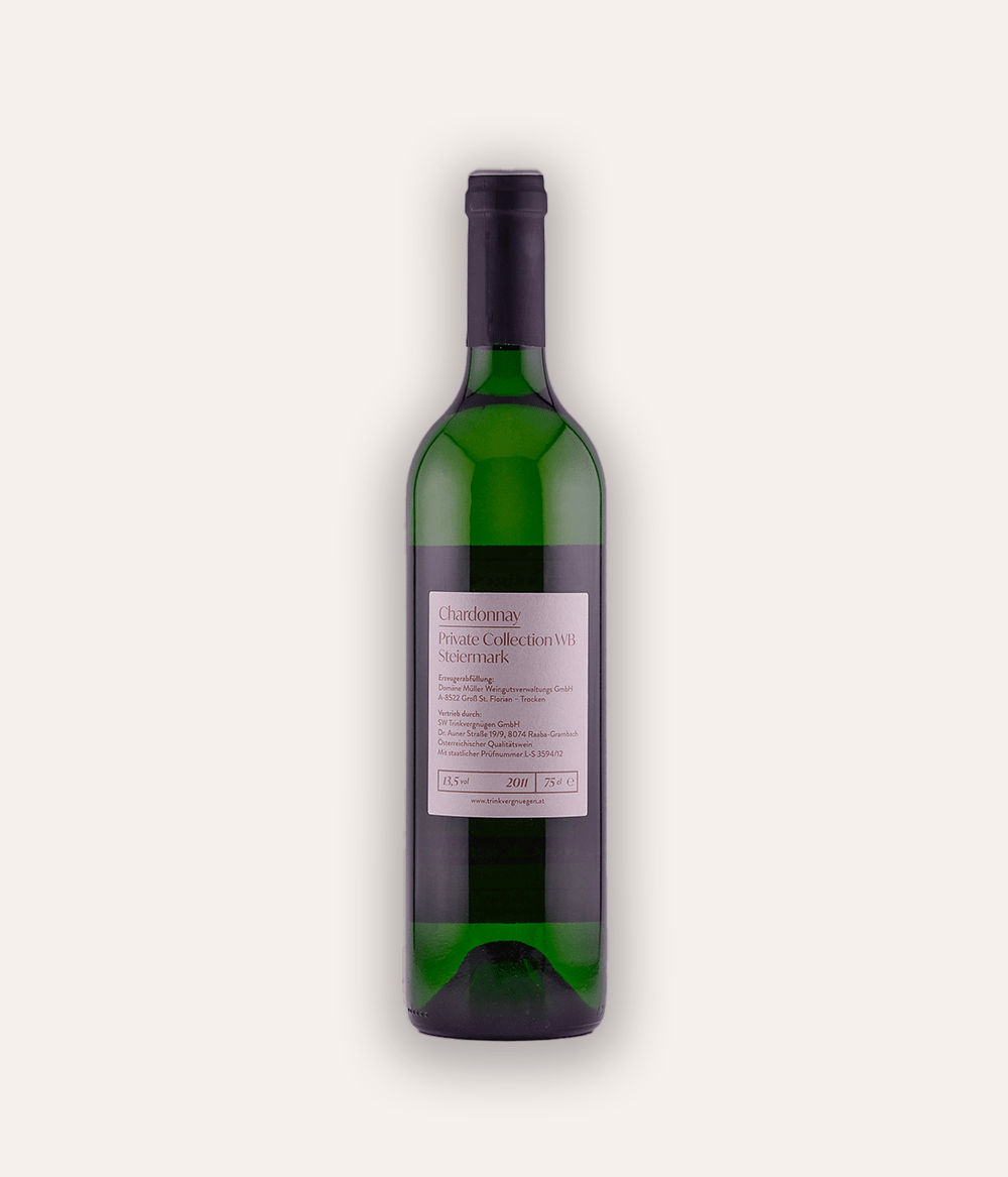 Rückseite der Weinflasche Trinkvergnügen Privatkollektion Steiermark – Chardonnay 2011 – österreichische Privatkollektion Flasche mit weinroter Schraubkapsel, goldenes ornamentales Etikett