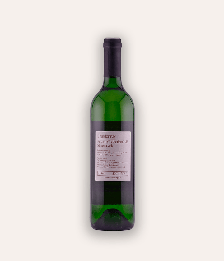 Rückseite der Weinflasche Trinkvergnügen Privatkollektion Steiermark – Chardonnay 2011 – österreichische Privatkollektion Flasche mit weinroter Schraubkapsel, goldenes ornamentales Etikett