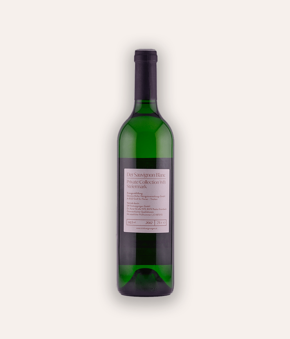 Rückseite der Weinflasche Trinkvergnügen Privatkollektion Steiermark – Der Sauvignon Blanc 2012 – österreichische Privatkollektion Flasche mit weinroter Schraubkapsel, goldenes ornamentales Etikett